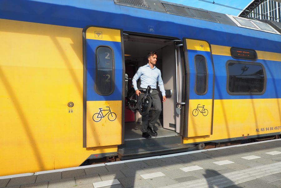 elektrische vouwfiets in de trein